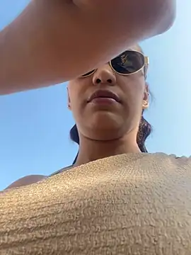 Pokazy przed kamerką – Sara-77