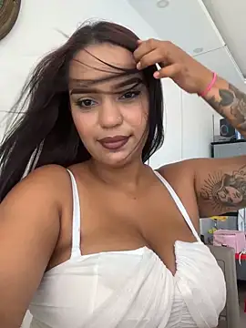 Sara-77 Adlı Modelin Canlı XXX Sohbeti