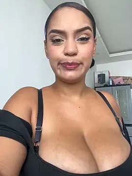 Pokazy przed kamerką – Sara-77