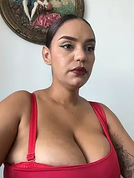Show modela Sara-77 na web-kameri