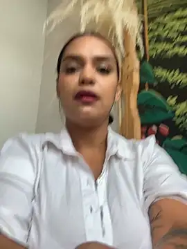 Sara-77 Show in webcam
