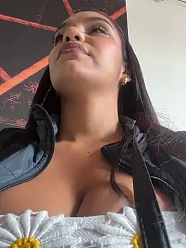 Sara-77's Webcam Show