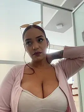 Sara-77's Webcam Show