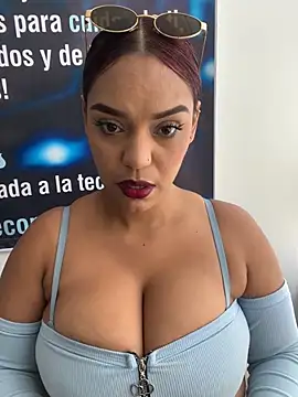 Pokazy przed kamerką – Sara-77
