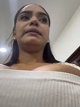 Chat +18 de Sara-77 ao vivo