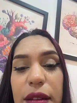 Show modela Sara-77 na web-kameri