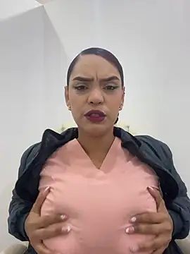 Show modela Sara-77 na web-kameri