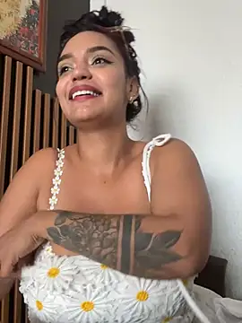 Show modela Sara-77 na web-kameri