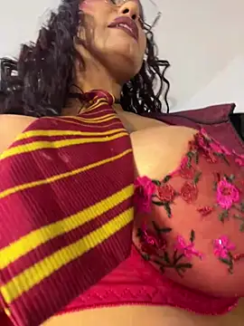 Sara-77 Show in webcam