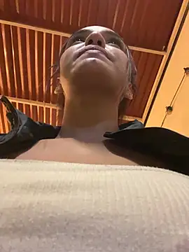 Show modela Sara-77 na web-kameri
