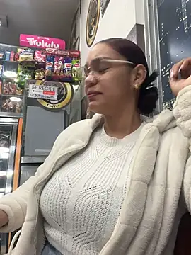 Sara-77 在線直播表演