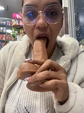 Show modela Sara-77 na web-kameri