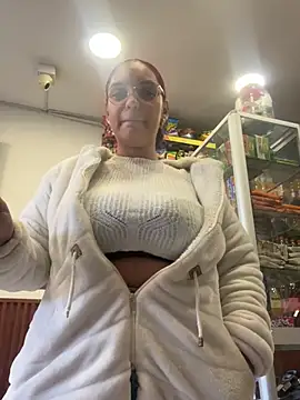 Show modela Sara-77 na web-kameri