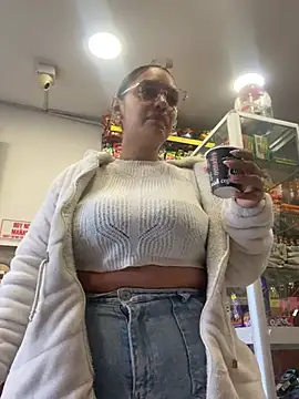 Sara-77 Show in webcam