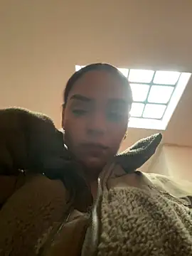 Sara-77 Show in webcam