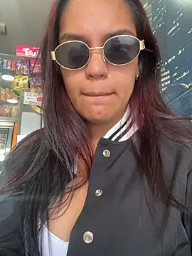Show modela Sara-77 na web-kameri