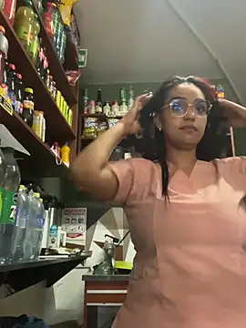 Show modela Sara-77 na web-kameri