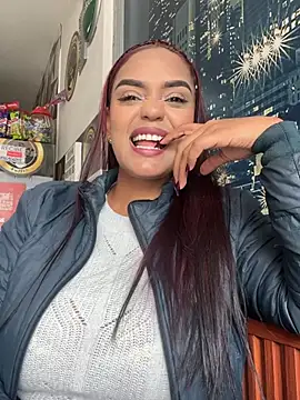 Show modela Sara-77 na web-kameri