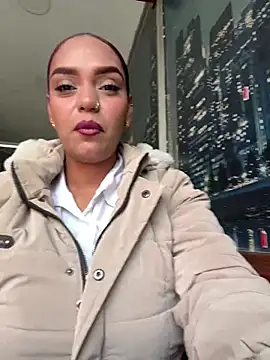 Sara-77 Show in webcam
