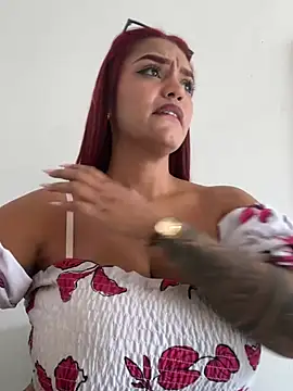 Sara-77 Show in webcam