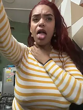 Show modela Sara-77 na web-kameri