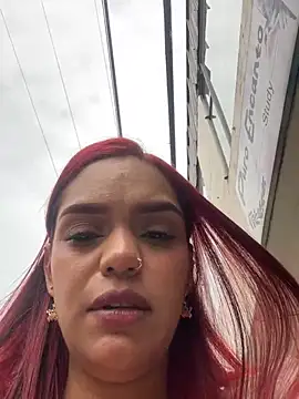 Show modela Sara-77 na web-kameri