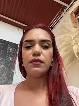 Sara-77: διαδικτυακό σόου στην κάμερα