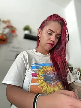 Sara-77: διαδικτυακό σόου στην κάμερα