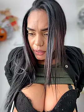 Show modela Sara-77 na web-kameri