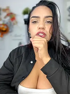 Sara-77: διαδικτυακό σόου στην κάμερα