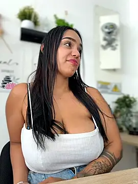Pokazy przed kamerką – Sara-77
