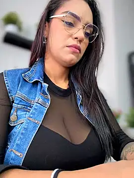 Pokazy przed kamerką – Sara-77