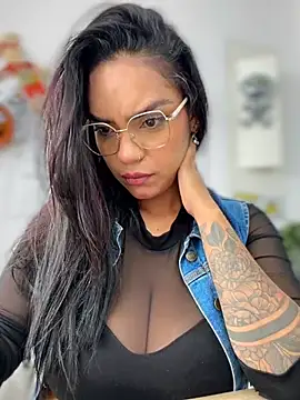 Pokazy przed kamerką – Sara-77