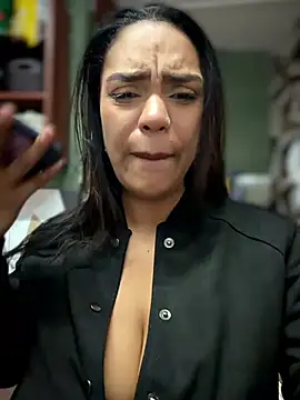 Show modela Sara-77 na web-kameri