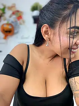 Show modela Sara-77 na web-kameri