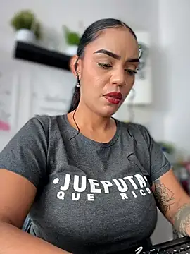 Show modela Sara-77 na web-kameri