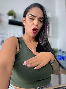 Sara-77: διαδικτυακό σόου στην κάμερα