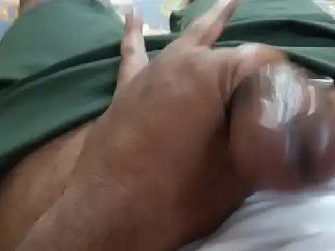 UncutlovingGuyn Webbikameraesitys