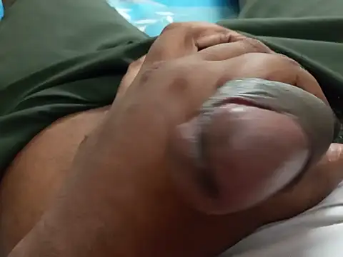 UncutlovingGuy Pertunjukan Webcam