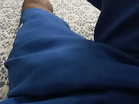UncutlovingGuy Show in webcam
