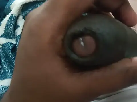 UncutlovingGuy Pertunjukan Webcam
