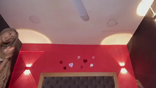 חדר צ'אט בשידור חי של YayaHilton
