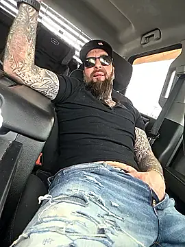 Beardedtattood: διαδικτυακό σόου στην κάμερα