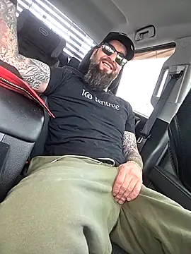 Pokazy przed kamerką – Beardedtattood