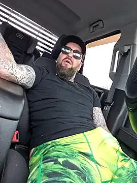 Beardedtattood: διαδικτυακό σόου στην κάμερα