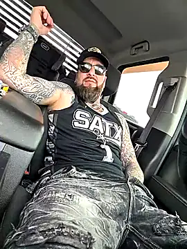 Beardedtattood: διαδικτυακό σόου στην κάμερα