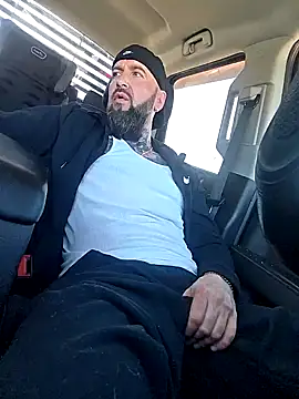 Beardedtattood: διαδικτυακό σόου στην κάμερα