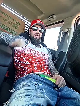 Beardedtattood: διαδικτυακό σόου στην κάμερα