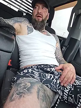 Pokazy przed kamerką – Beardedtattood
