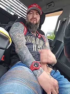 Beardedtattood: διαδικτυακό σόου στην κάμερα